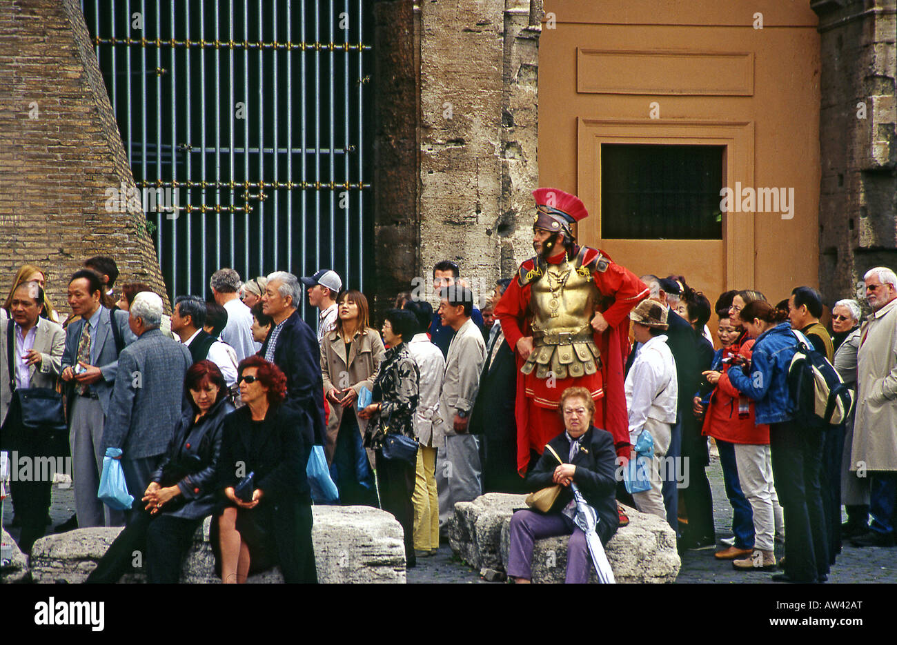 Roman Soldier vor Colosseum, Kolosseum, Rom Italien Stockfoto