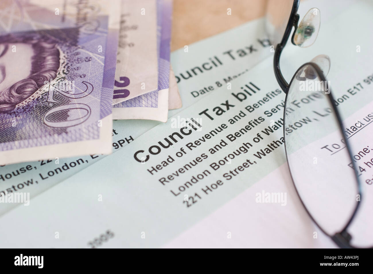 Londoner Bezirk Waltham Forest Gemeindesteuer Rechnung UK Gemeindesteuer Rechnung mit Sterling Bargeld und Gläser England UK Stockfoto