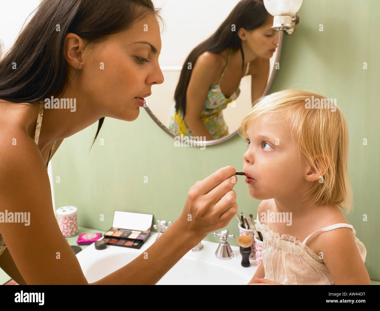 Mutter und Tochter beim Schminken. Stockfoto