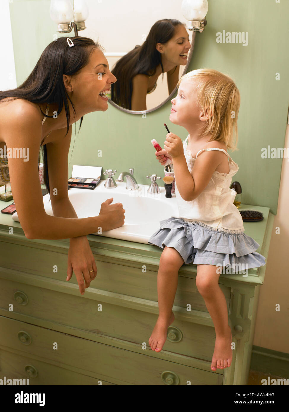 Mutter und Tochter beim Schminken. Stockfoto