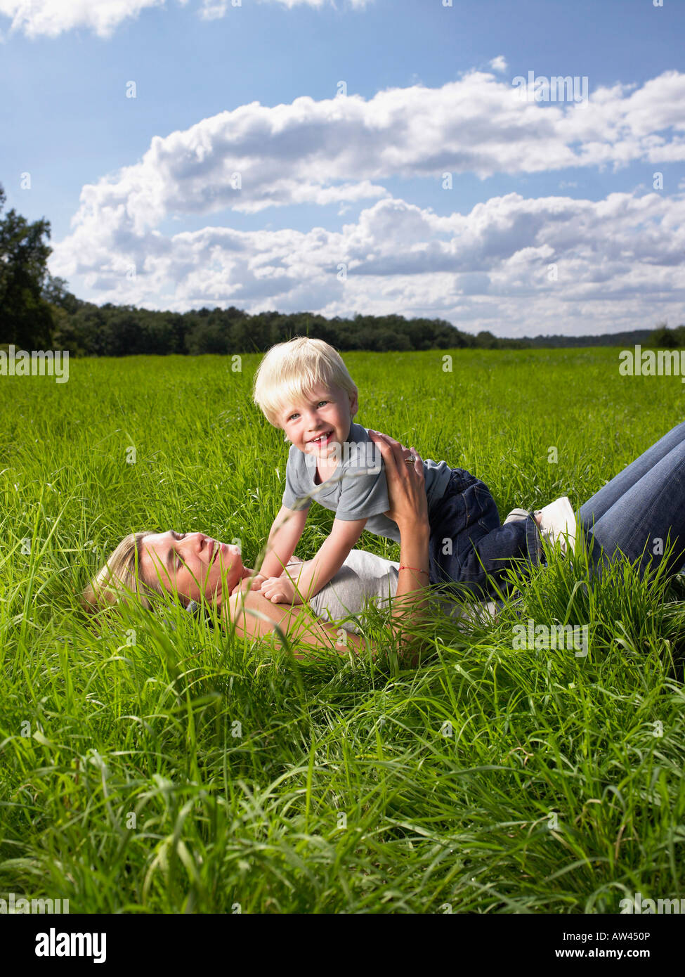Mutter und Sohn in einem Feld zu spielen. Stockfoto