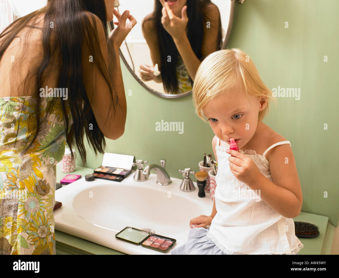 Mutter und Tochter beim Schminken. Stockfoto
