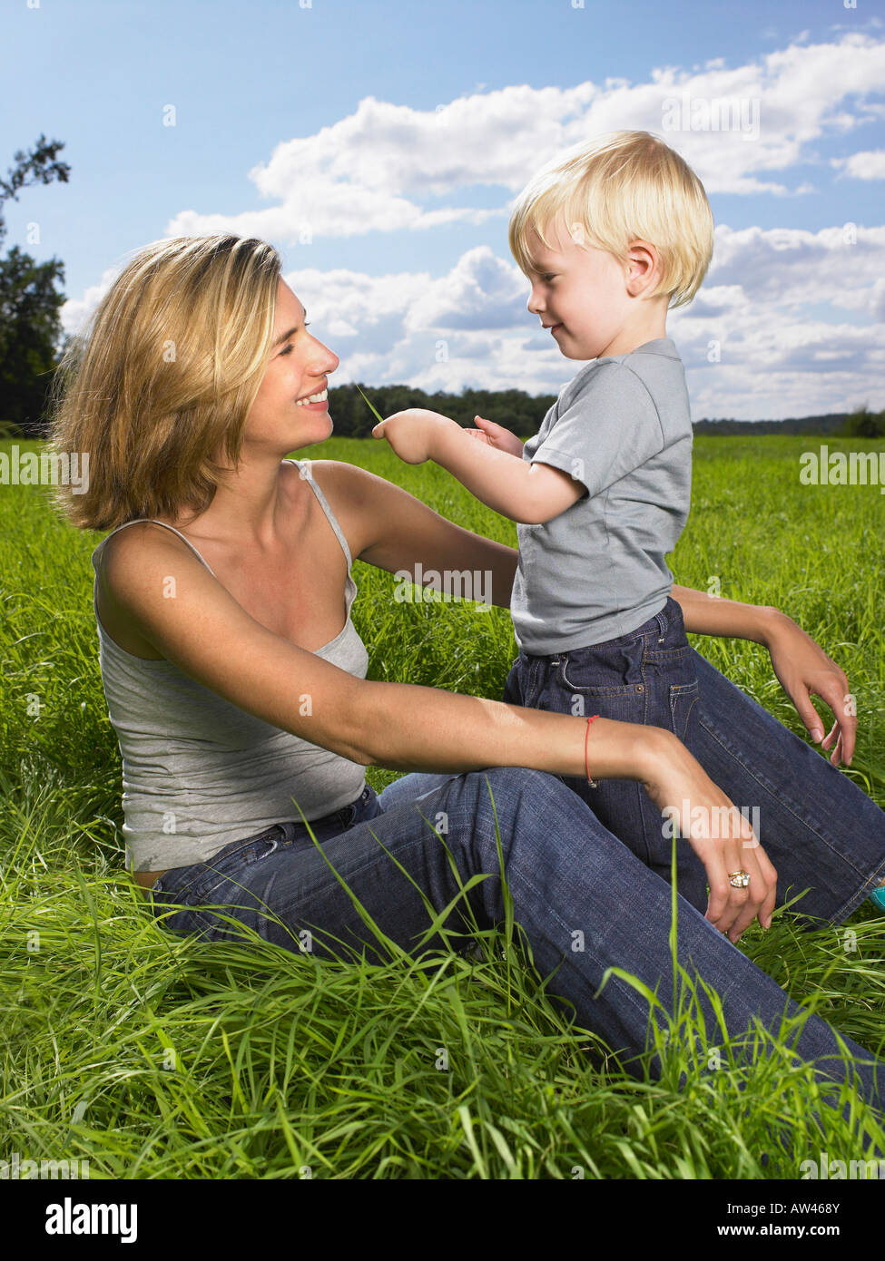 Mutter und Sohn in einem Feld zu spielen. Stockfoto