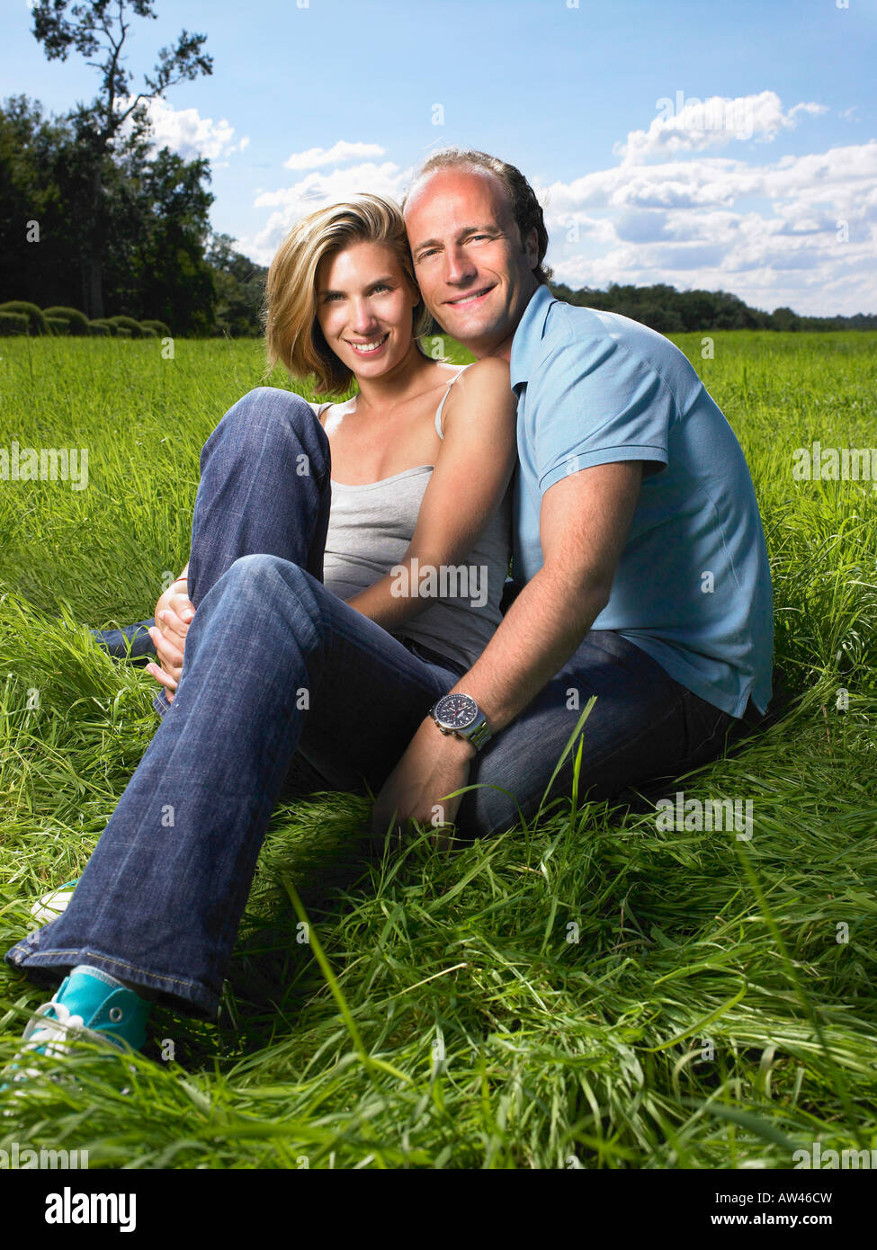 Paar, sitzen in einem Feld. Stockfoto