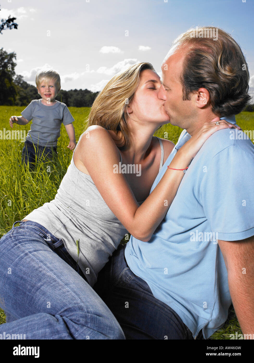 Mutter und Vater küssen. Stockfoto