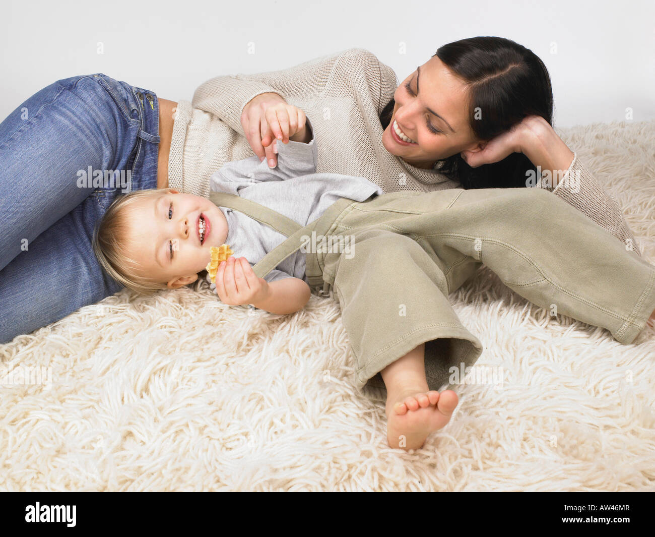 Tochter und Mutter spielen. Stockfoto