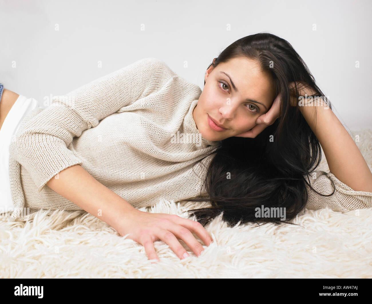 Verlegung auf dem Boden lächelnden Frau. Stockfoto