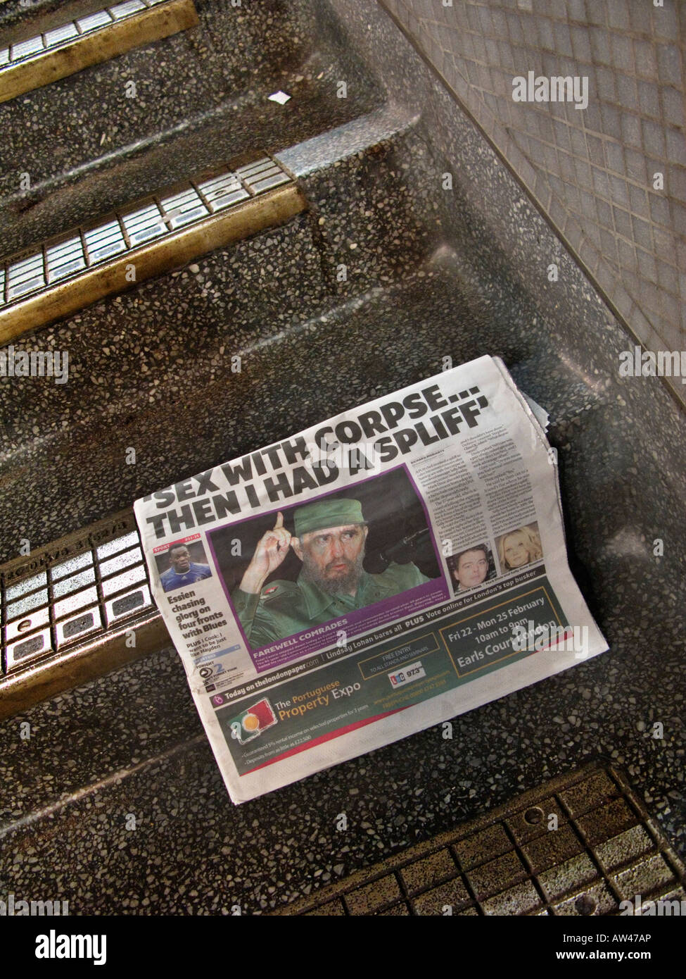 weggeworfene Zeitung auf Schritte Stockfoto