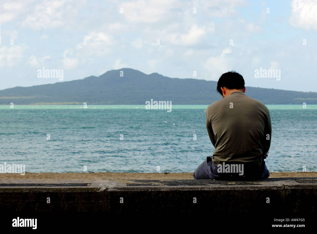 Mann auf Wand plus Rangitoto Island, Auckland NZ Stockfoto