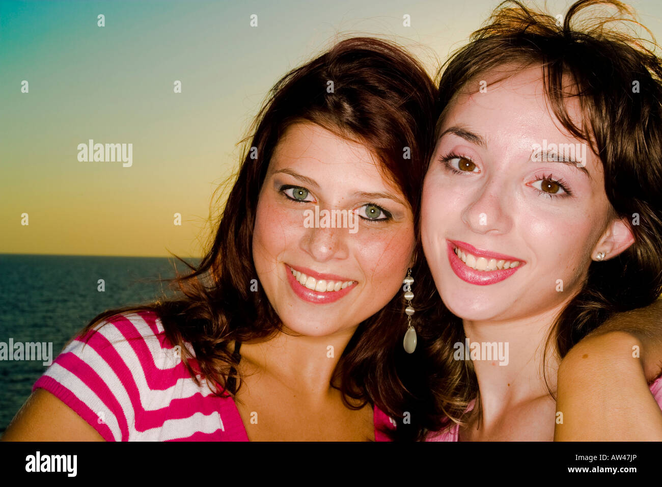 Zwei wunderschöne junge Mädchen entspannen am Meer bei einem heißen Sommertag in Malta. Stockfoto