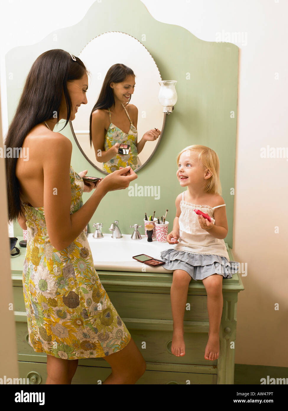 Mutter und Tochter beim Schminken. Stockfoto