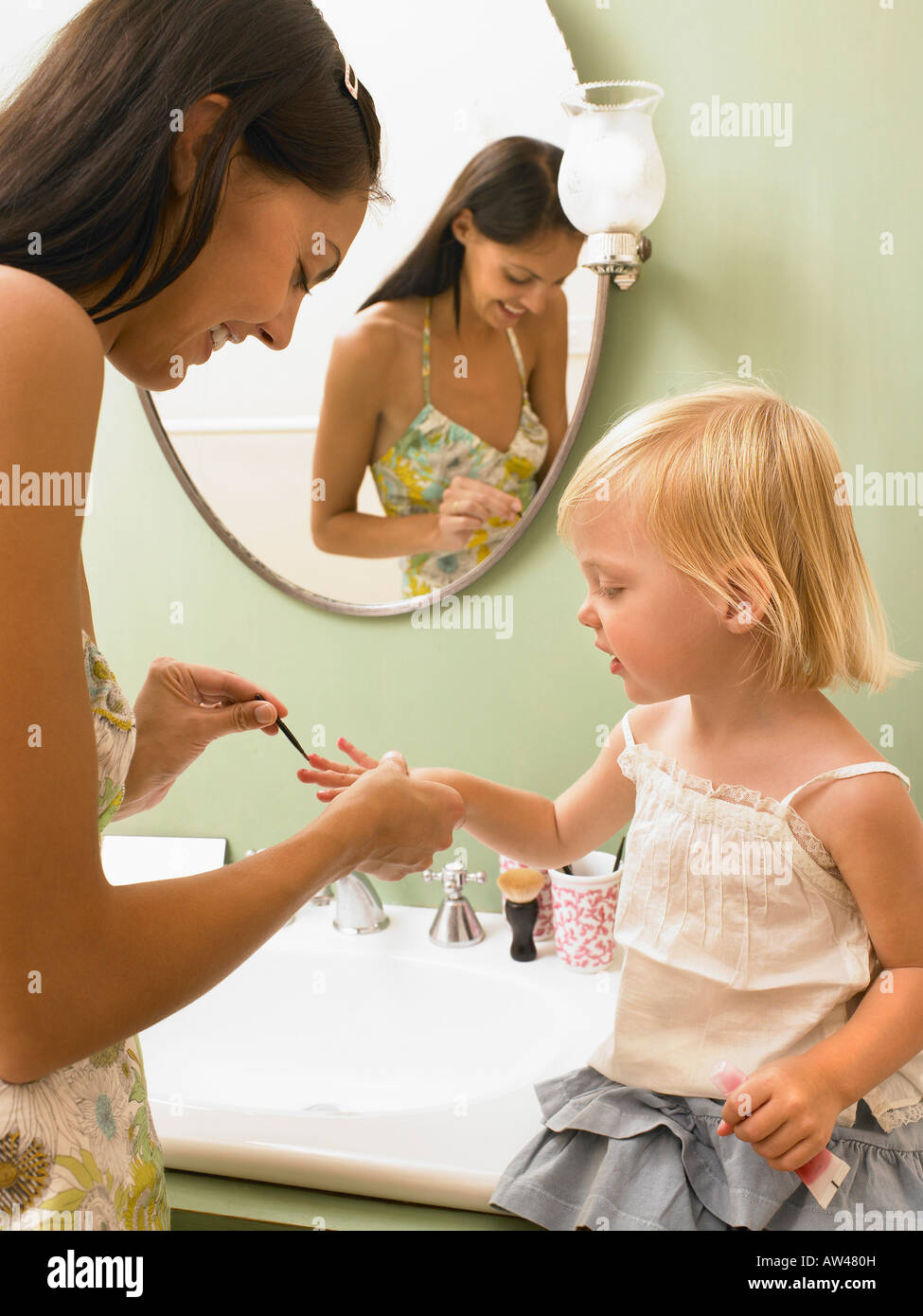 Mutter und Tochter beim Schminken. Stockfoto