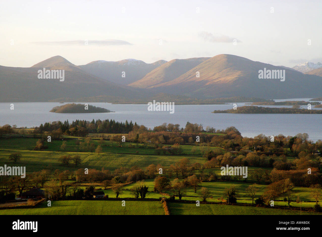 BONNY BONNY UFER VON LOCH LOMOND DIE AUSSICHT AUF LOCH LOMOND ZEIGT BERGE DER TROSSACHS Stockfoto