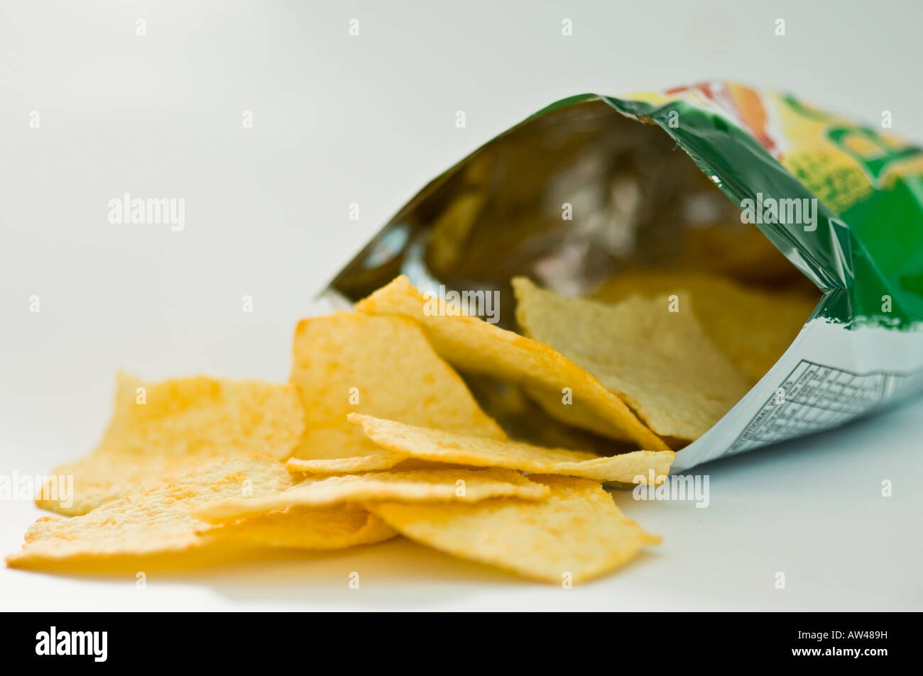 Offene Beutel mit Kartoffelchips auf weißem Hintergrund Stockfoto