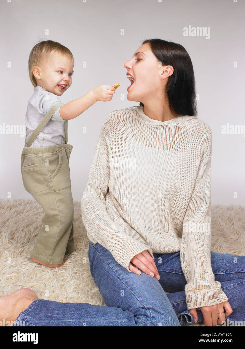 Tochter und Mutter spielen. Stockfoto