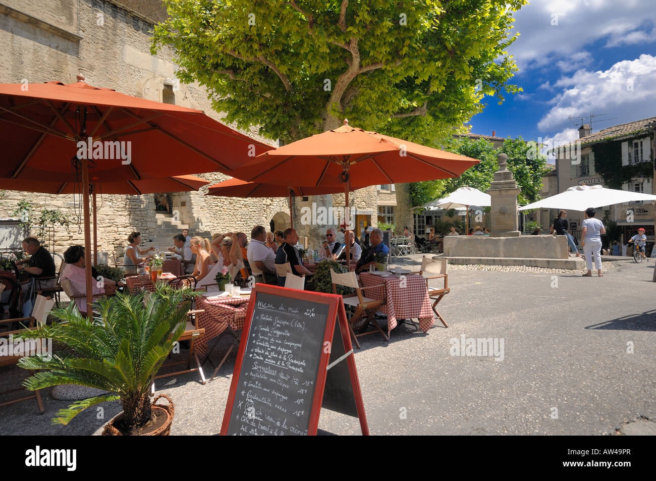 Gordes platzieren Publique Fontaine Provence Frankreich Brunnen öffentlichen Tisch Restaurant Diner Mittagessen Dorf historischen Historique Künstler Stockfoto