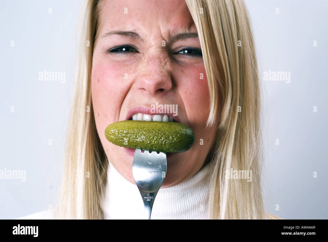 Frau Essen Gurken Gurken Frau Isst Essiggurke Stockfoto