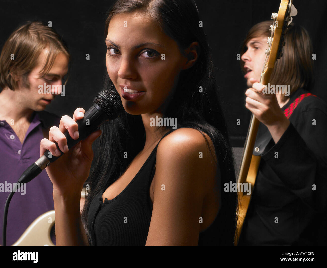 Frau singt in einer Band. Stockfoto