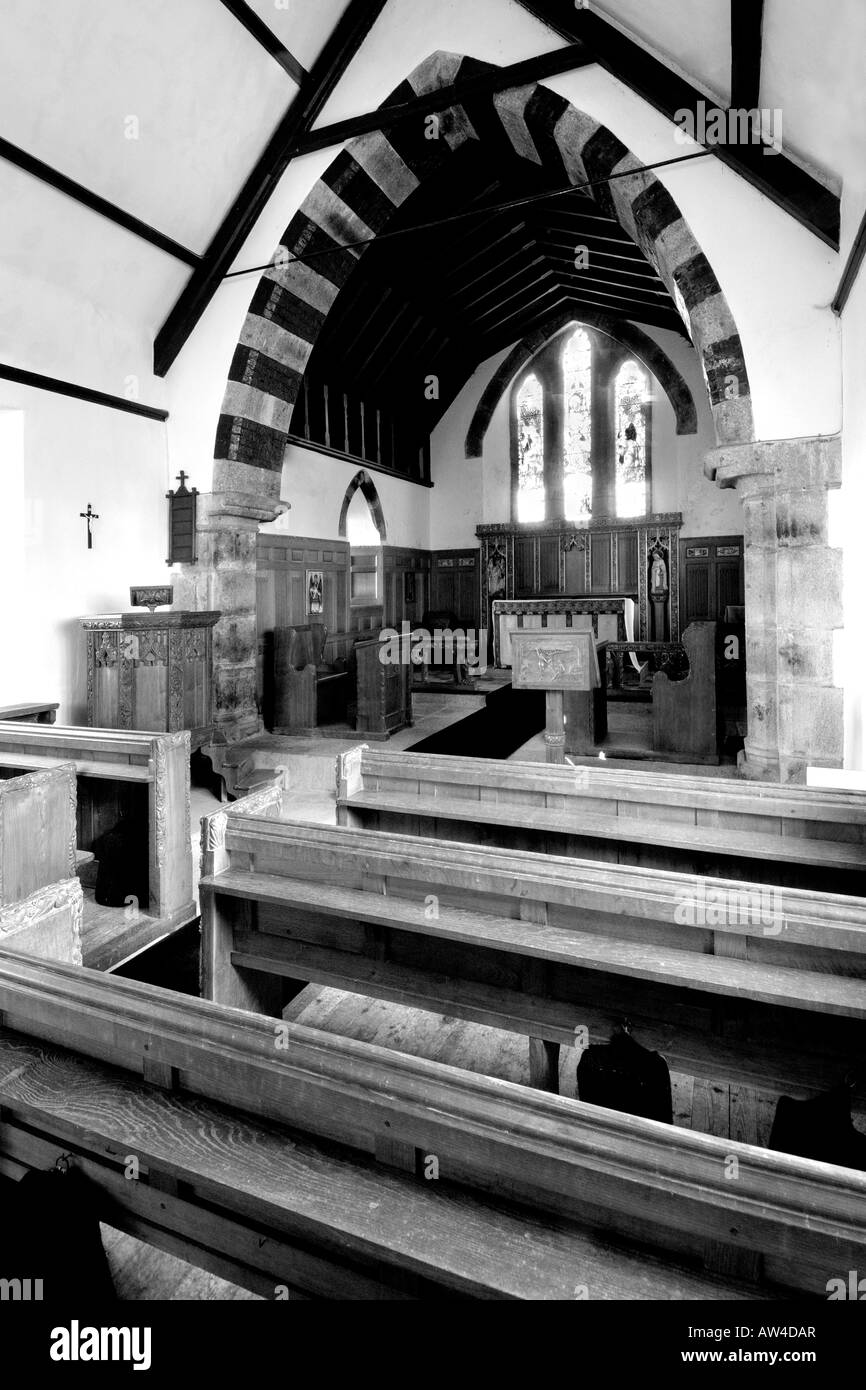 Einfaches kleines Dorf Kirchenraum in Monochrom mit Holzbänke und weiß getünchten Wänden Stockfoto