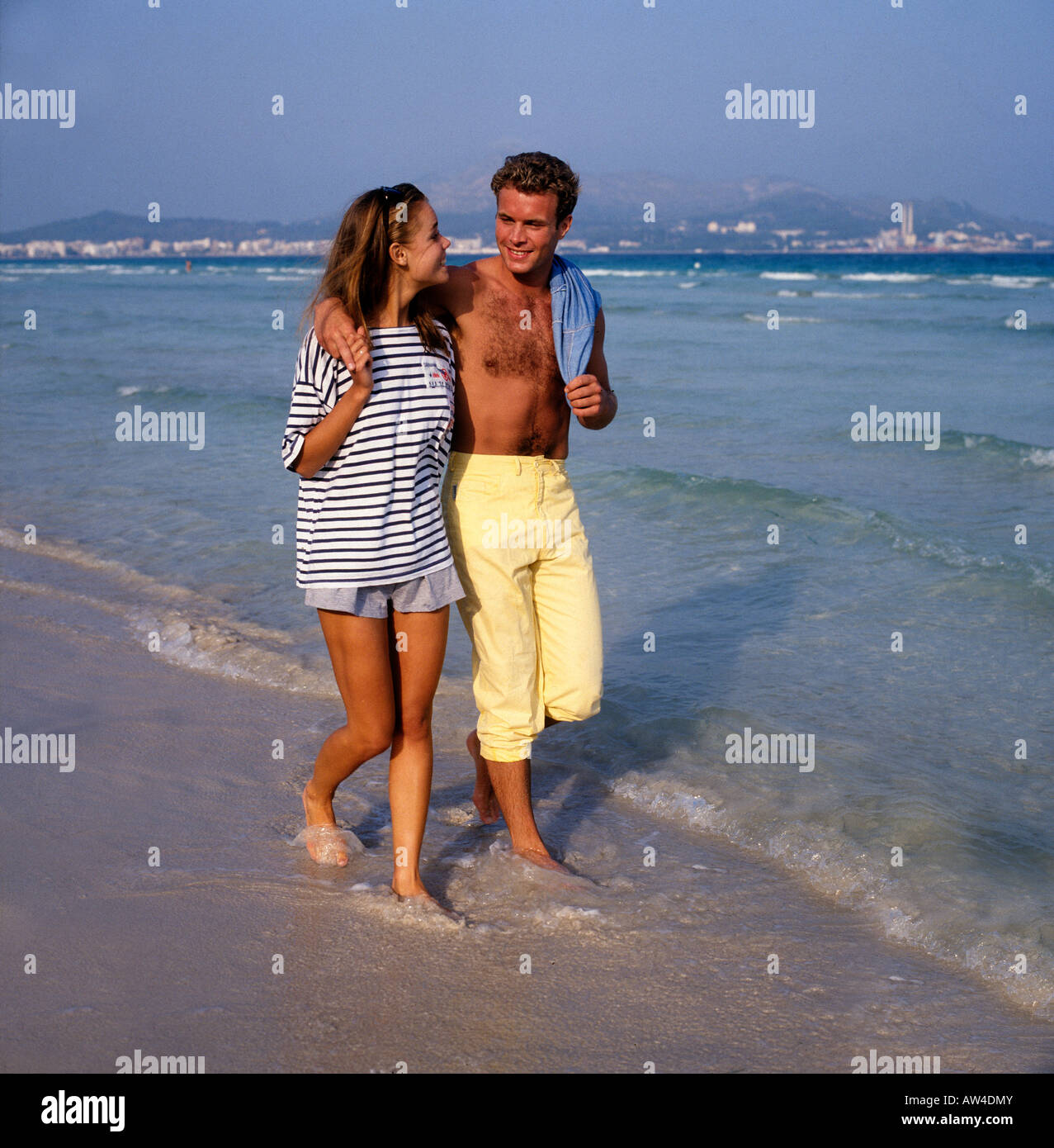Junge glückliche Paar im Urlaub Stockfoto