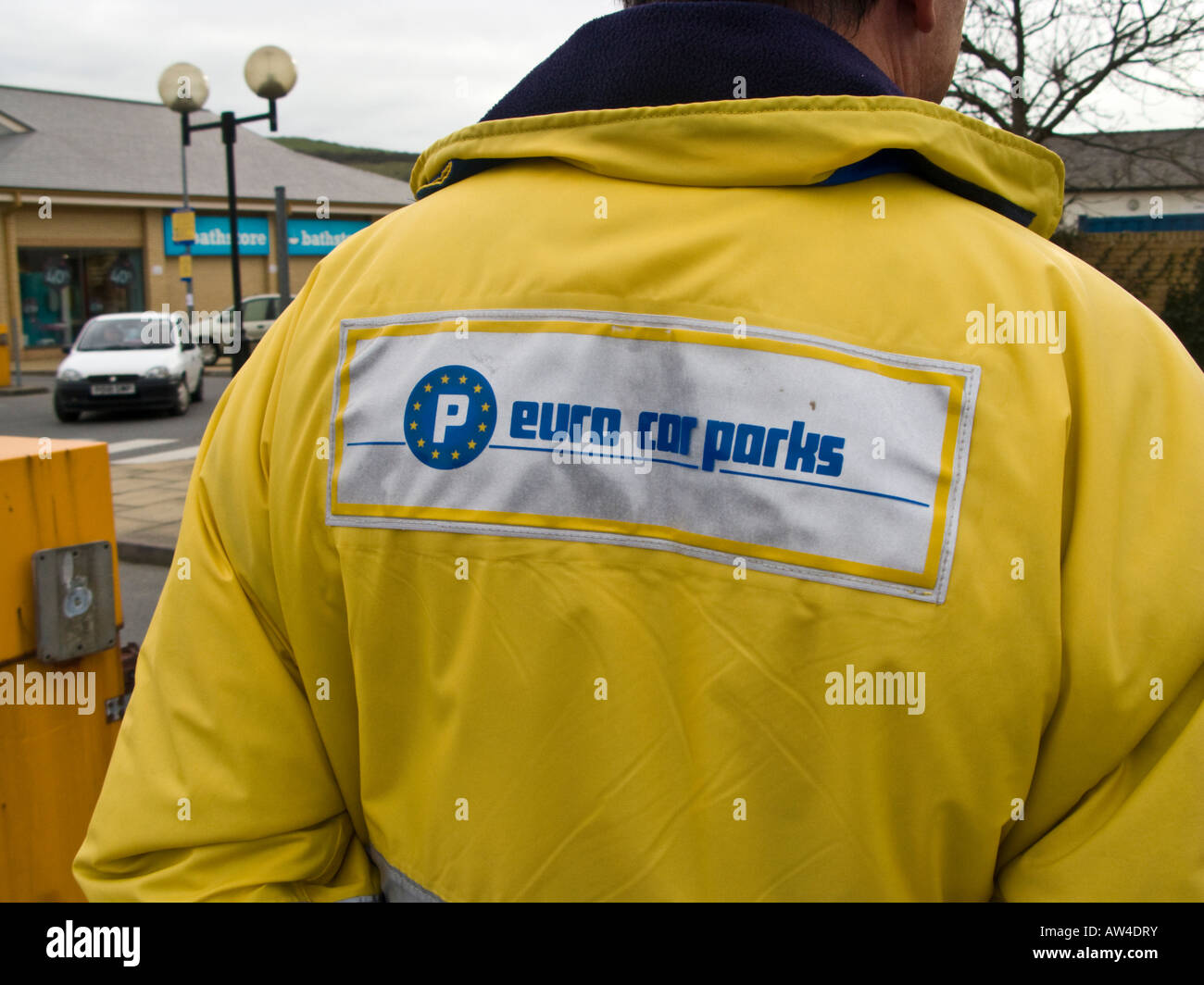 Euro Parkwächter tragen leuchtend gelbe Jacke, von hinten gesehen Stockfoto