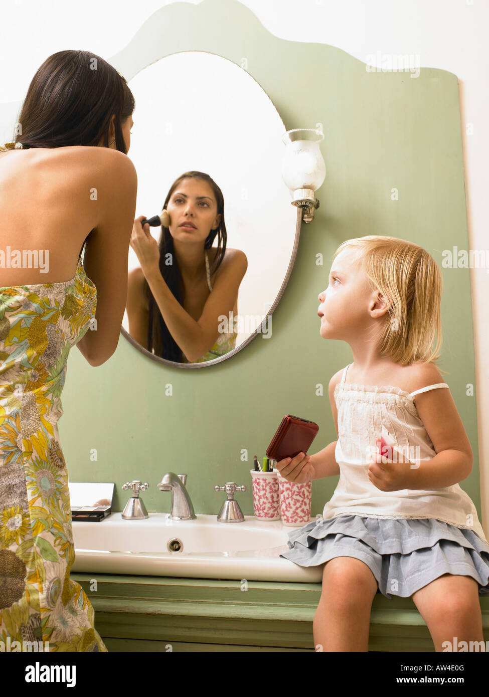 Mutter und Tochter beim Schminken. Stockfoto