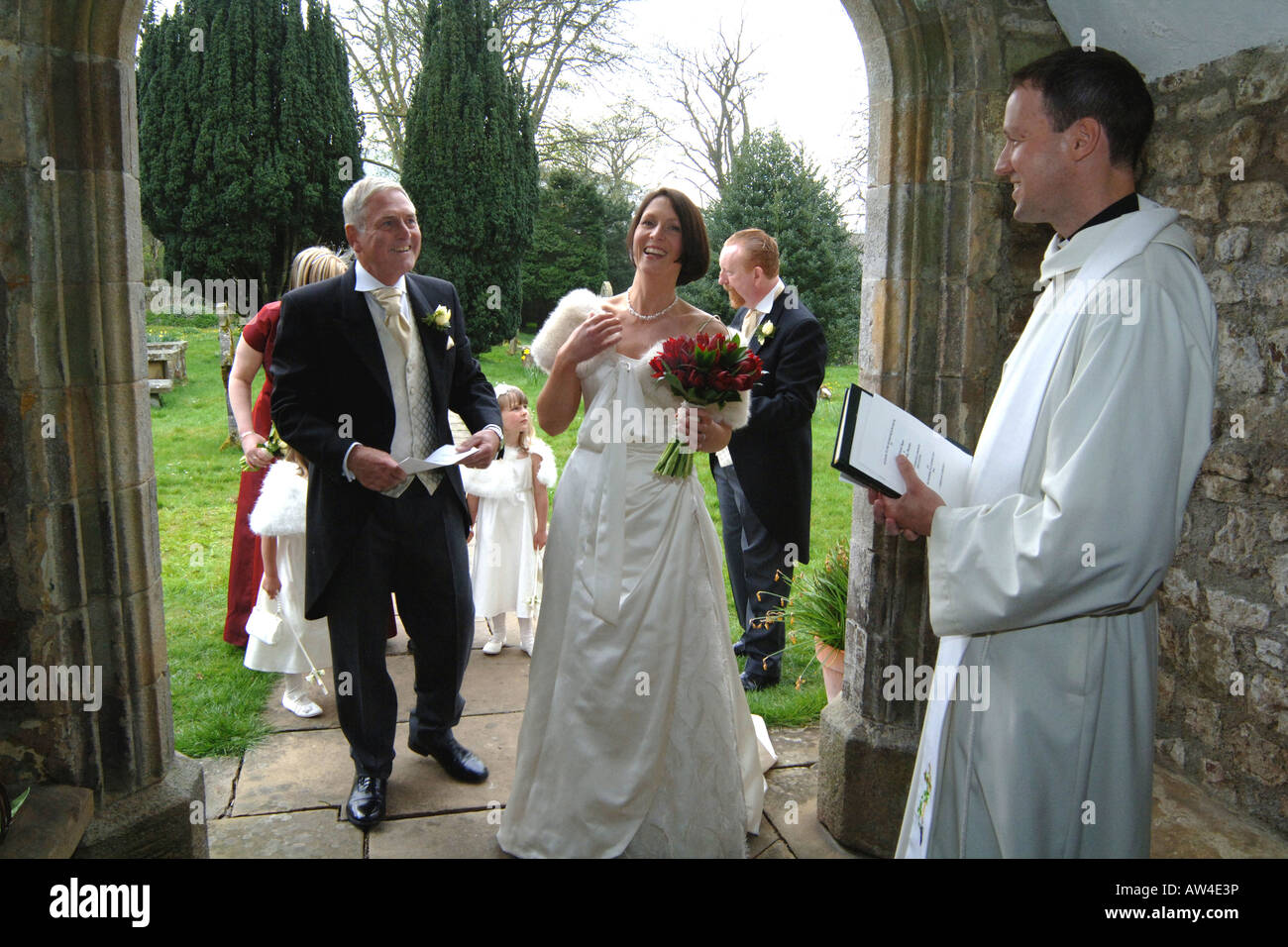 Eine Braut geht in die Kirche zu verheiratet, North Yorkshire Modell veröffentlicht Stockfoto