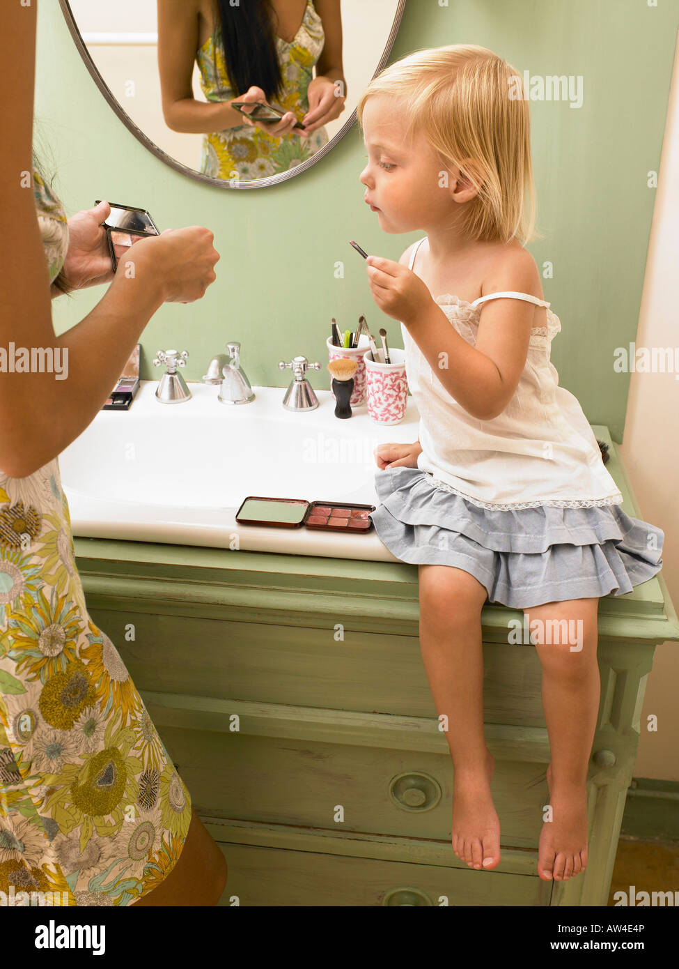 Mutter und Tochter beim Schminken. Stockfoto