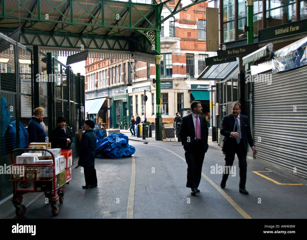 Geschäftsleute, die zu Fuß durch traditionelle Borough Lebensmittelmarkt, London uk Stockfoto