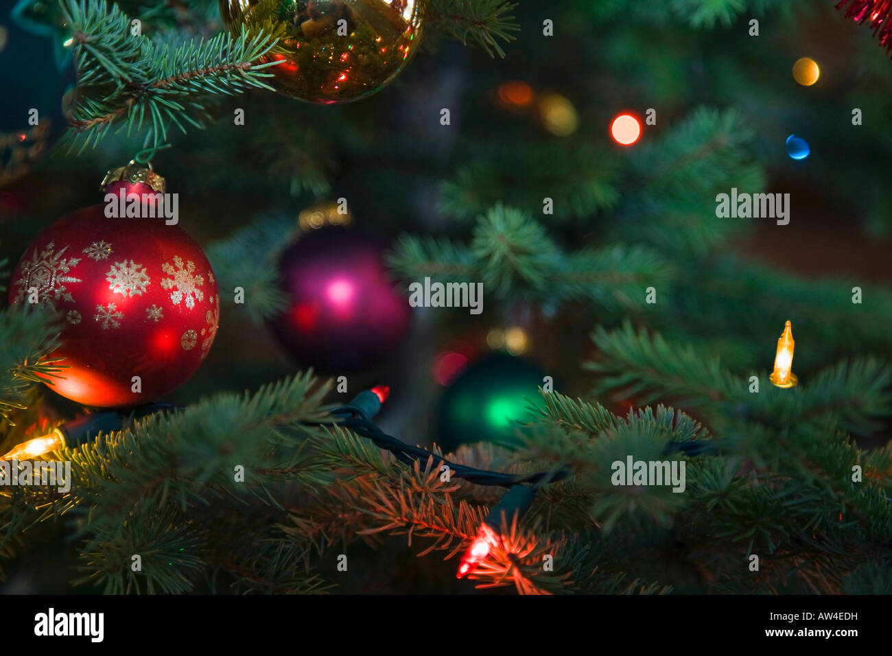 Ornamente auf einen Weihnachtsbaum Stockfoto