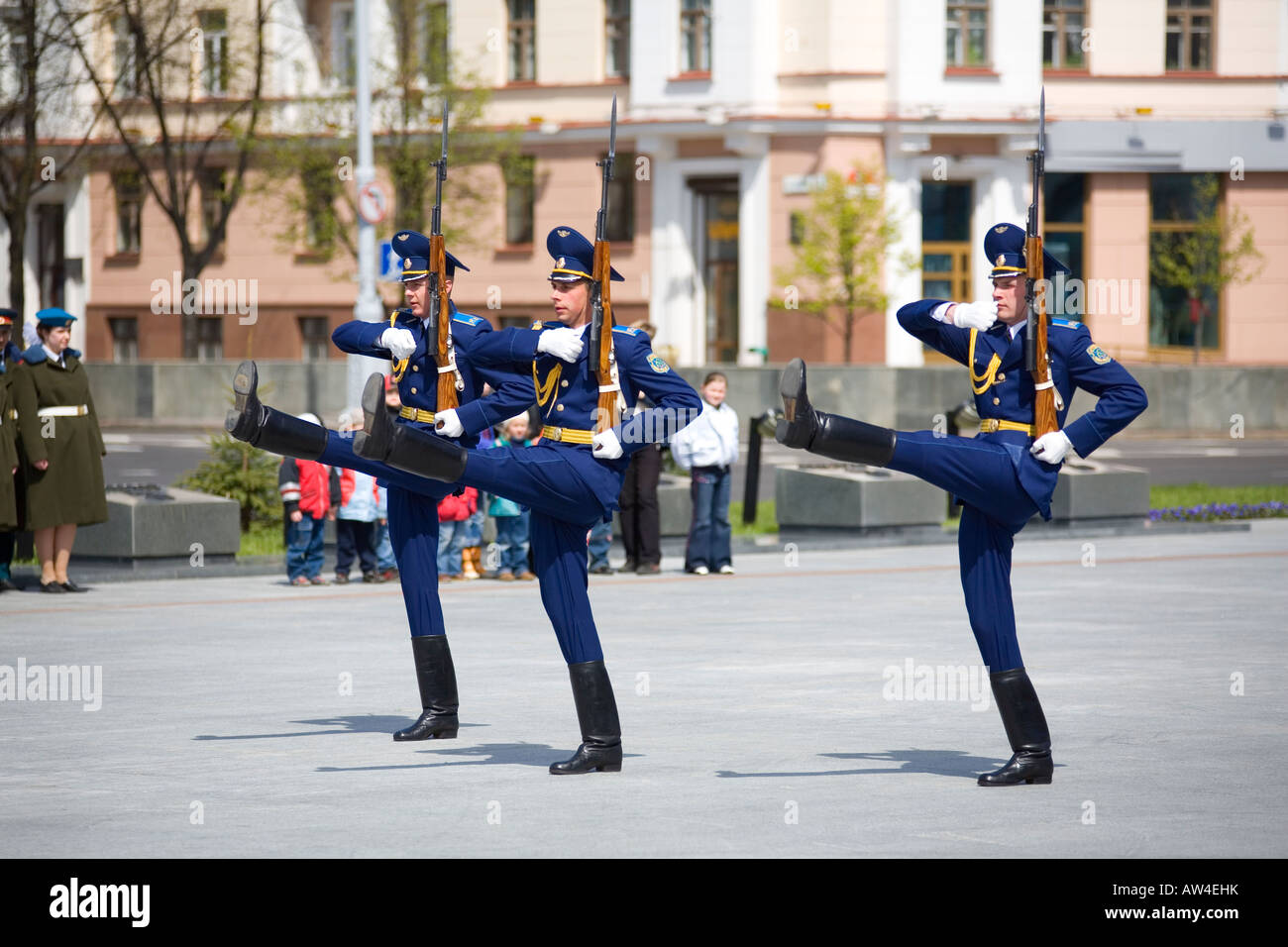 Soldaten-Gans treten an der Krieg-Denkmal in Victory Square Minsk Belarus. Stockfoto