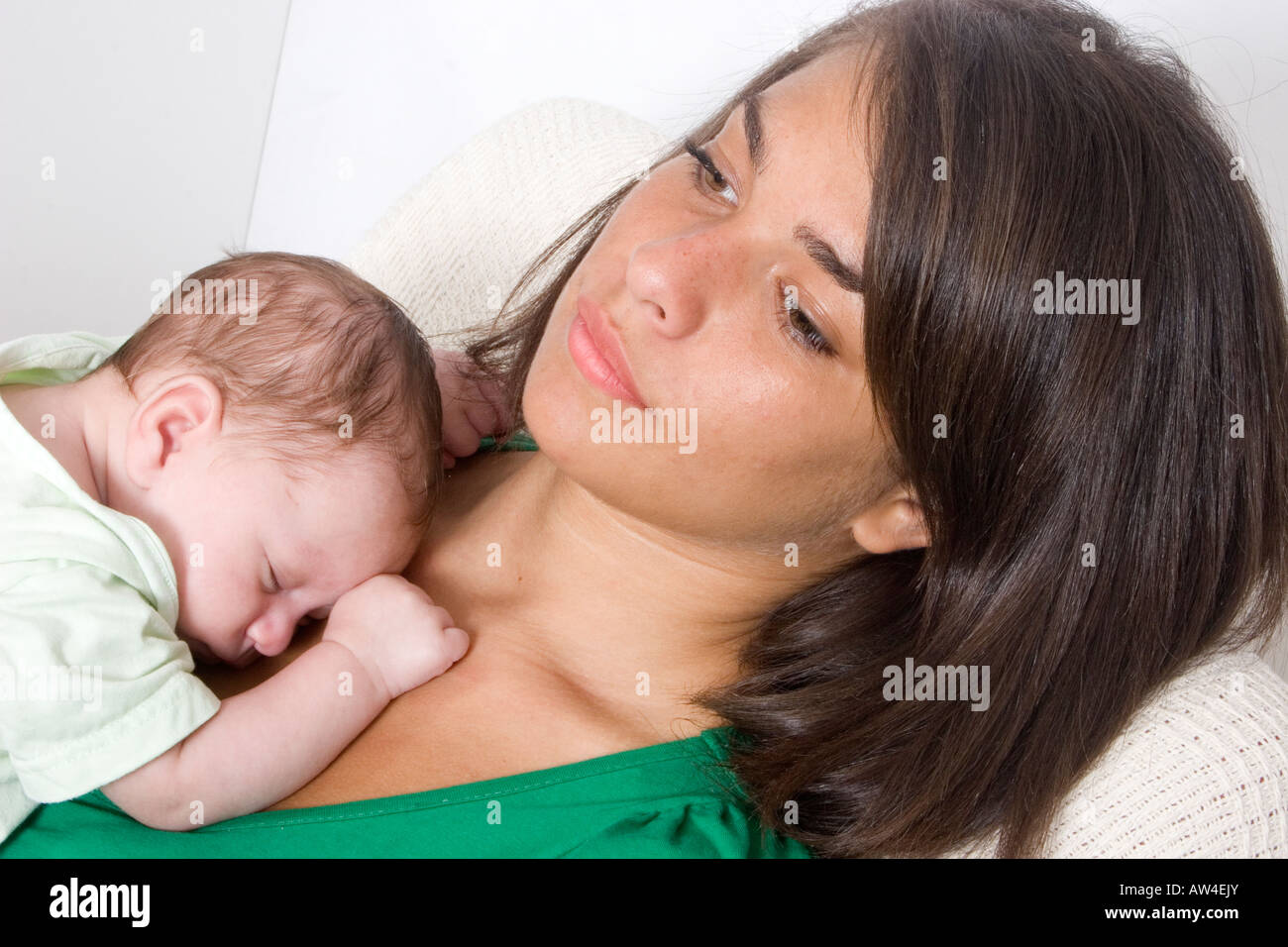 launische Frau und Neugeborene Stockfoto