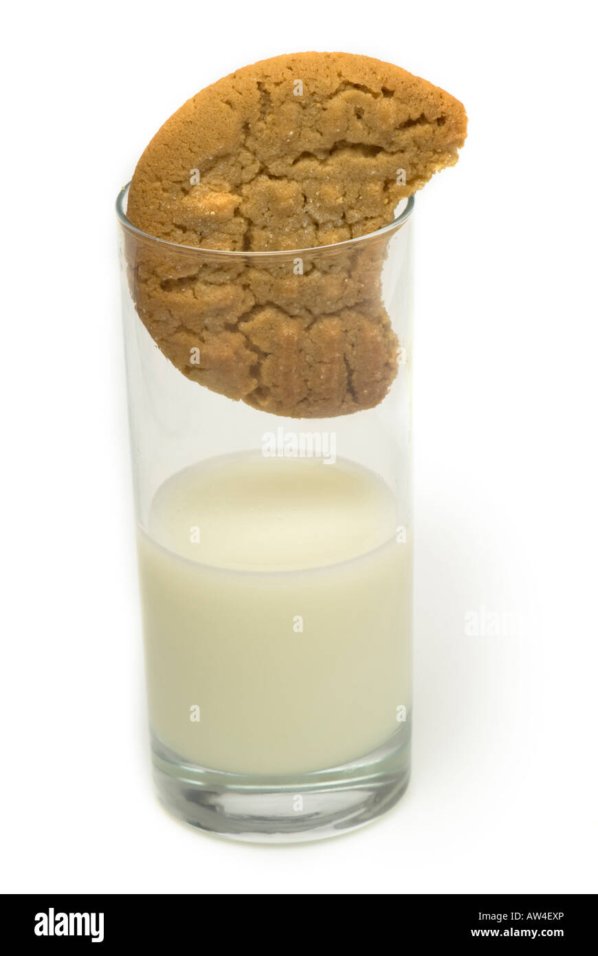hausgemachte Peanut Butter Cookie in ein Glas Milch Stockfoto
