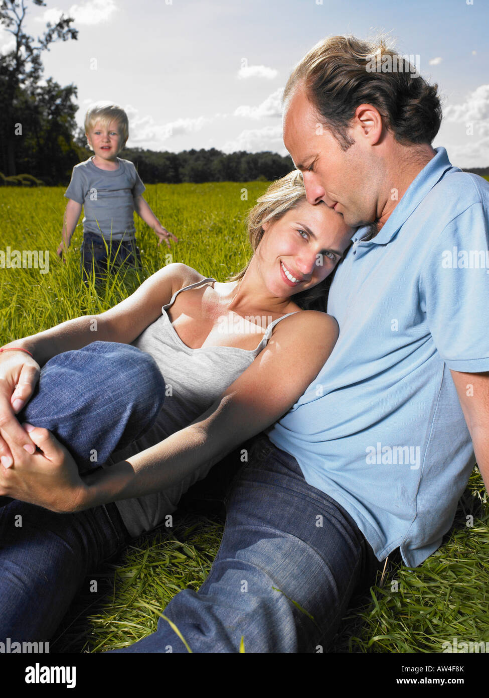 Familie eine gute Zeit in einem Feld zu genießen. Stockfoto