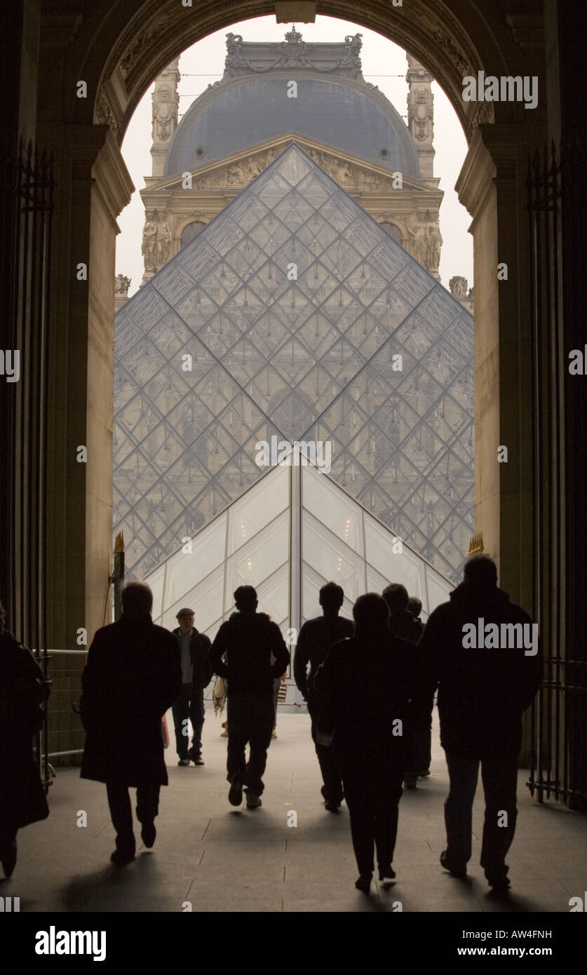 Besucher der Pyramide im Louvre Paris Stockfoto