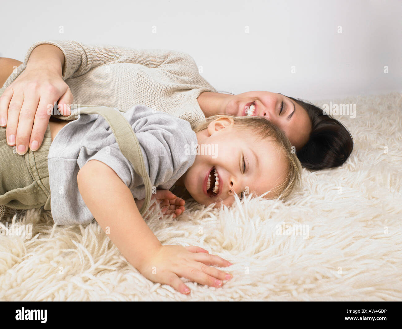 Tochter und Mutter spielen. Stockfoto