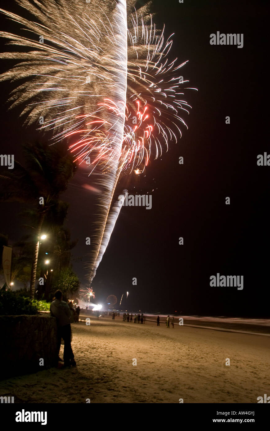 Feuerwerk am Strand um Mitternacht an Silvester in Hua Hin in Thailand Stockfoto