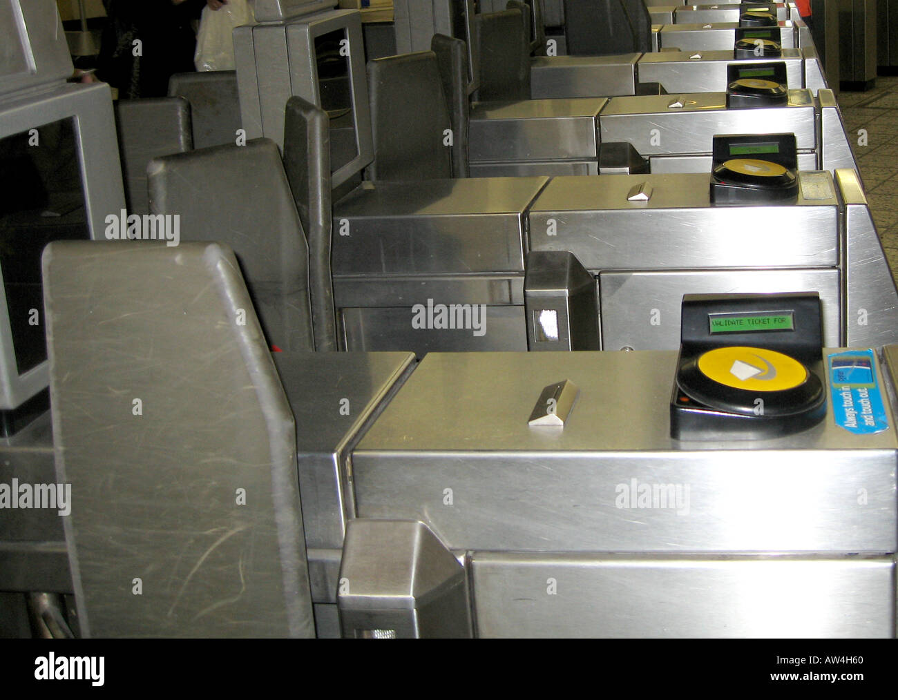 Transport für London Underground Einfahrtstore mit Oyster Card und magnetische Ticketleser Stockfoto