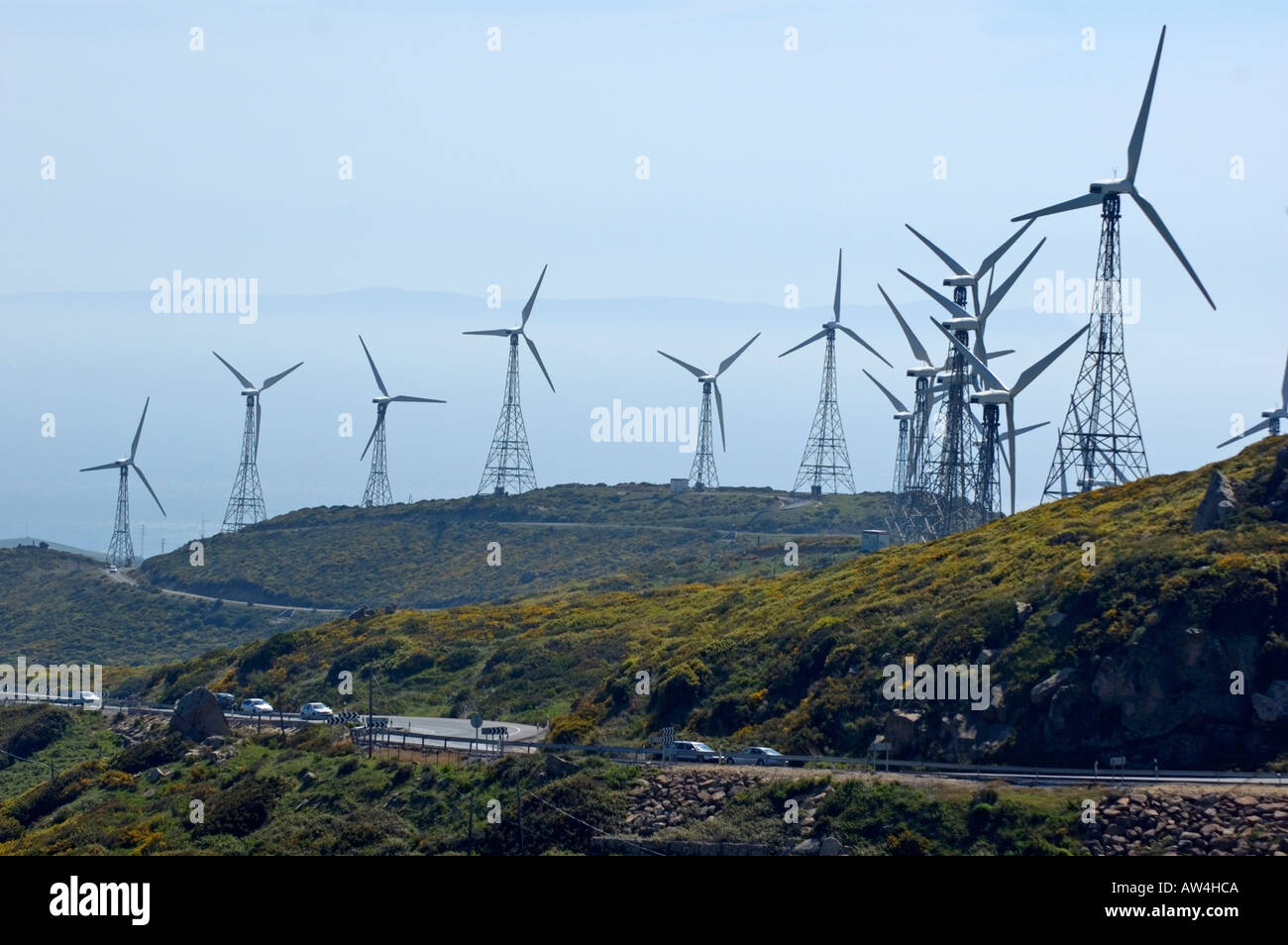 Windkraftanlagen Sie auf Hügeln oberhalb E5 N340 Highway in der Nähe von Tarifa, Andalusien, Spanien. Stockfoto
