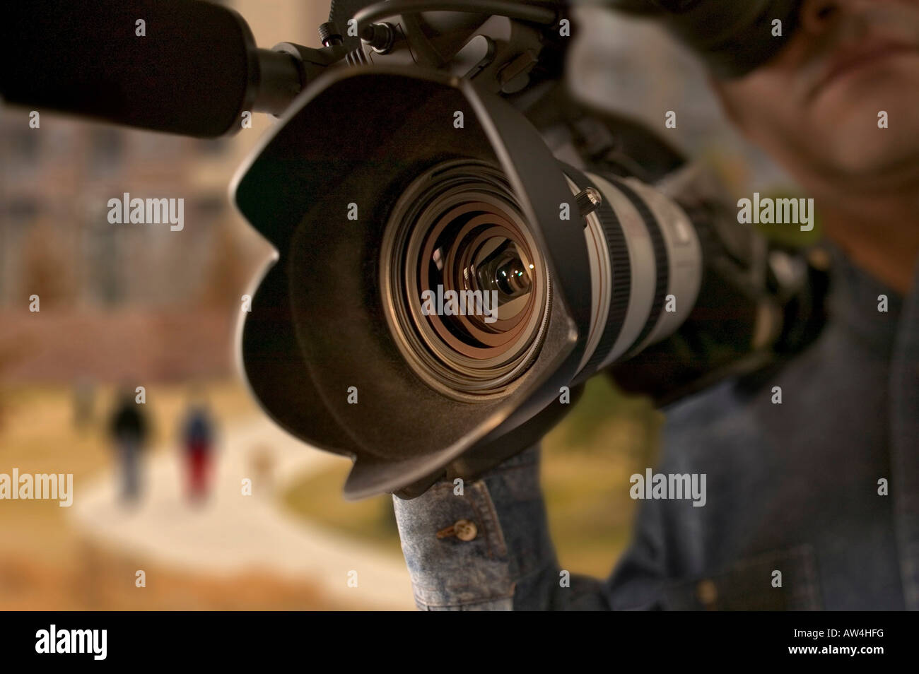 Mann mit einer Videokamera Filmen paar in der Ferne Stockfoto