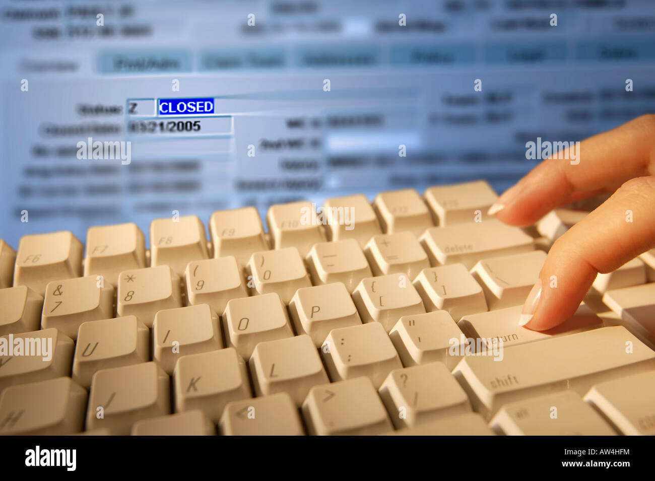 Frau Hand Pressen 'return' auf einer Tastatur und Computer-Monitor im Hintergrund zeigt das Wort 'Geschlossen'. Stockfoto