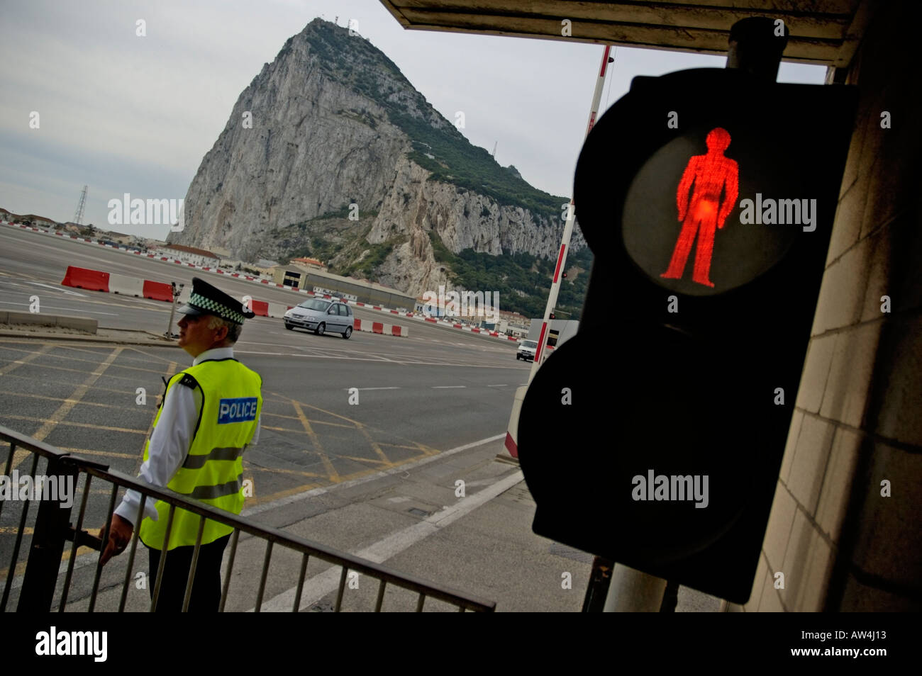 Polizist stoppt Autos auf dem Parkplatz am Flughafen von Gibraltar, Gibraltar. Stockfoto