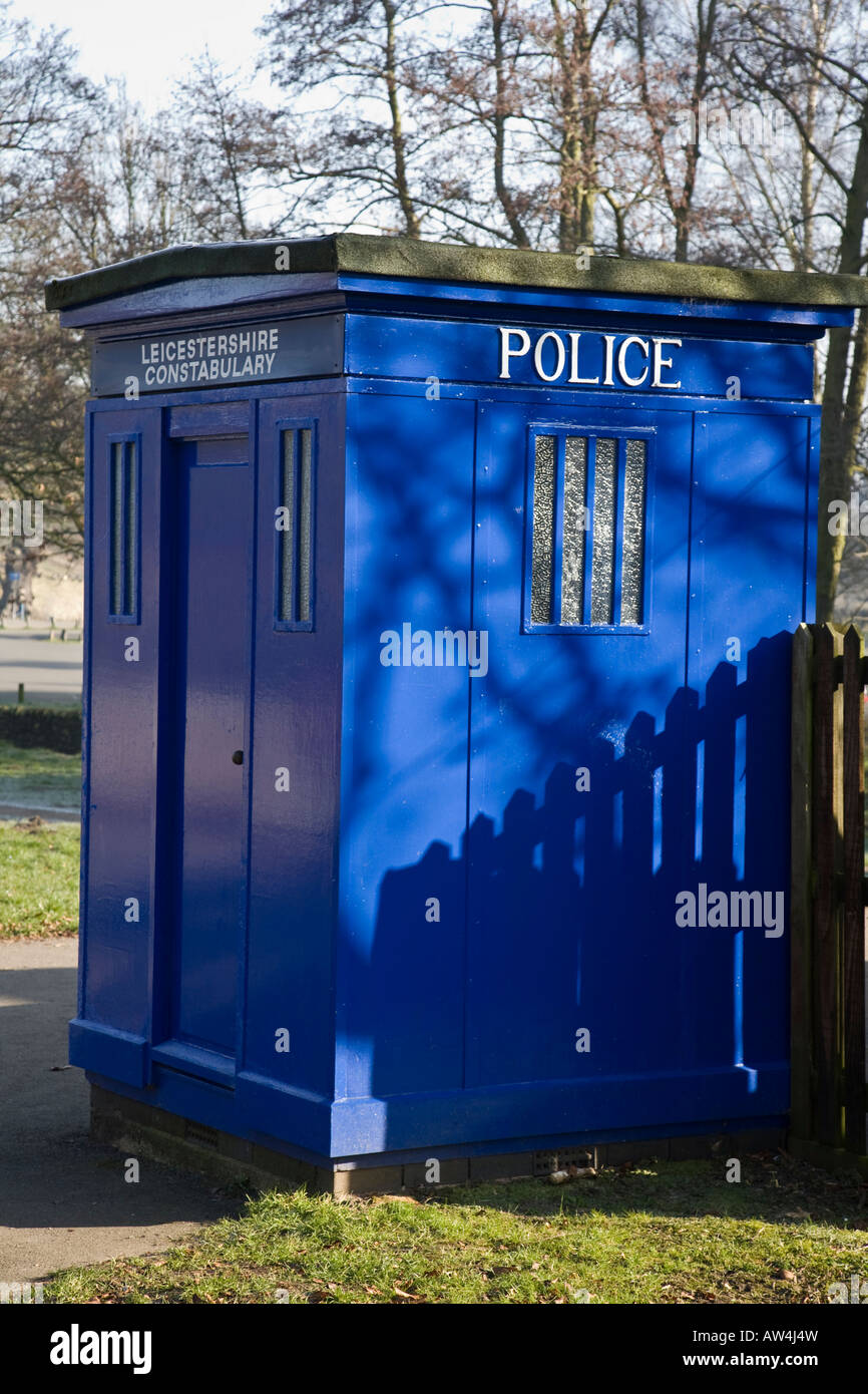 Eine heute nicht mehr existierenden Polizei Telefonzelle am Eingang zum Bradgate Park, Leicestershire, England. Stockfoto