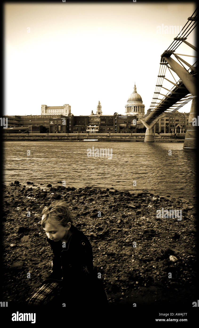 Sepia Londoner Szene des jungen auf Bankside mit Millennium Bridge und St. Pauls im Hintergrund Stockfoto