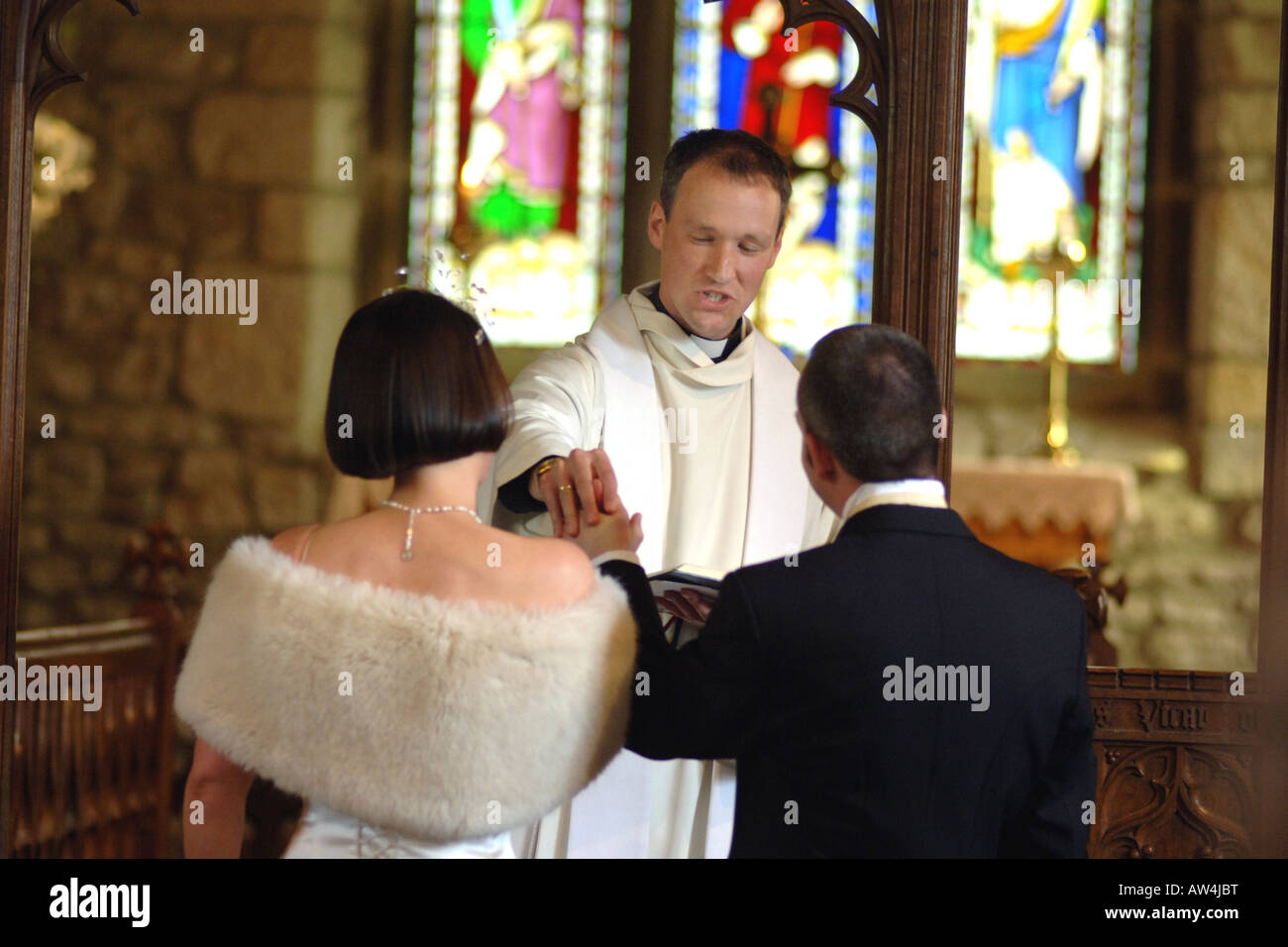 Ein paar heiraten mit eine vollständige Hochzeitszeremonie und Pfarrer in einer Kirche North Yorkshire Modell veröffentlicht Stockfoto