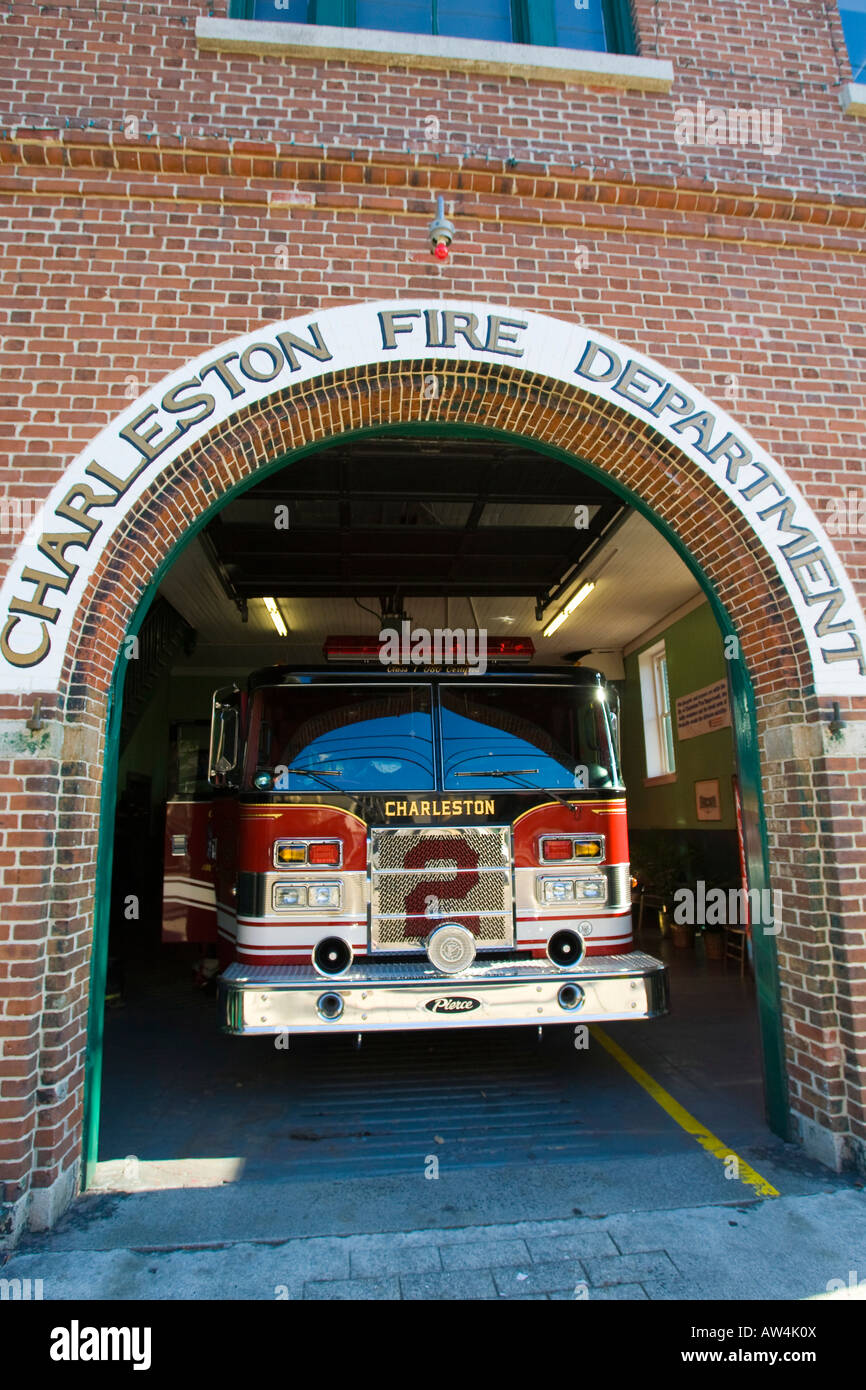 Ein Feuerwehrauto ist bereit an der Charleston Feuerwehr Meeting Street Station Charleston SC 31. Dezember 2007 Stockfoto