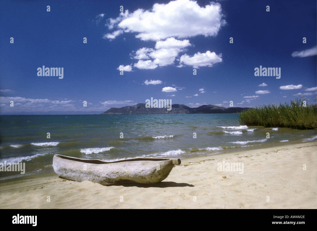 Malawi-See mit afrikanischen ausgegraben Kanu auf dem Ufer des Monkey Bay am südlichen Ende des Lake Malawi-Südafrika Stockfoto
