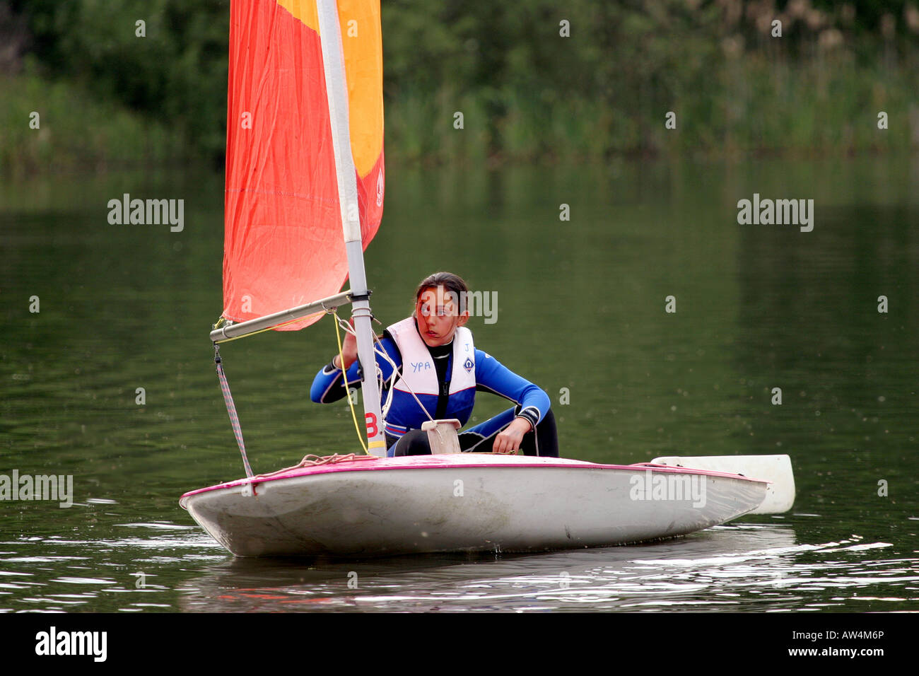 Junge Teenager-Mädchen Kind ihr Segelboot auf Lackford Seen, Suffolk, England, UK Stockfoto