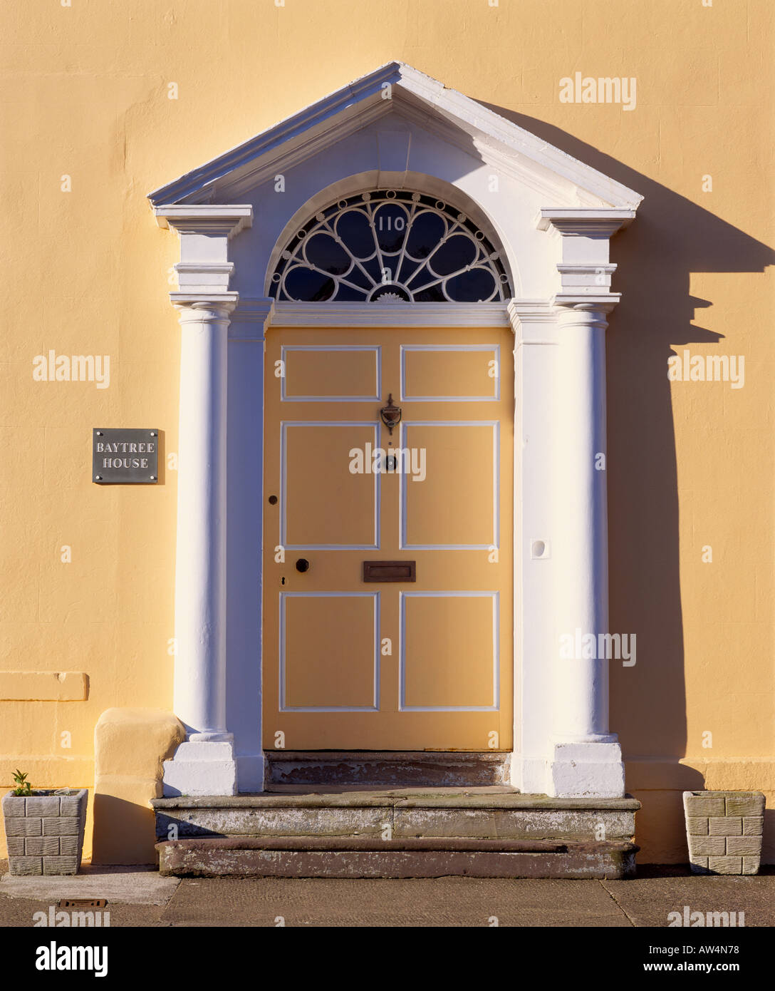 Tür mit Portikus und Oberlicht, Kirkcudbright, Dumfries and Galloway, Schottland, UK Stockfoto