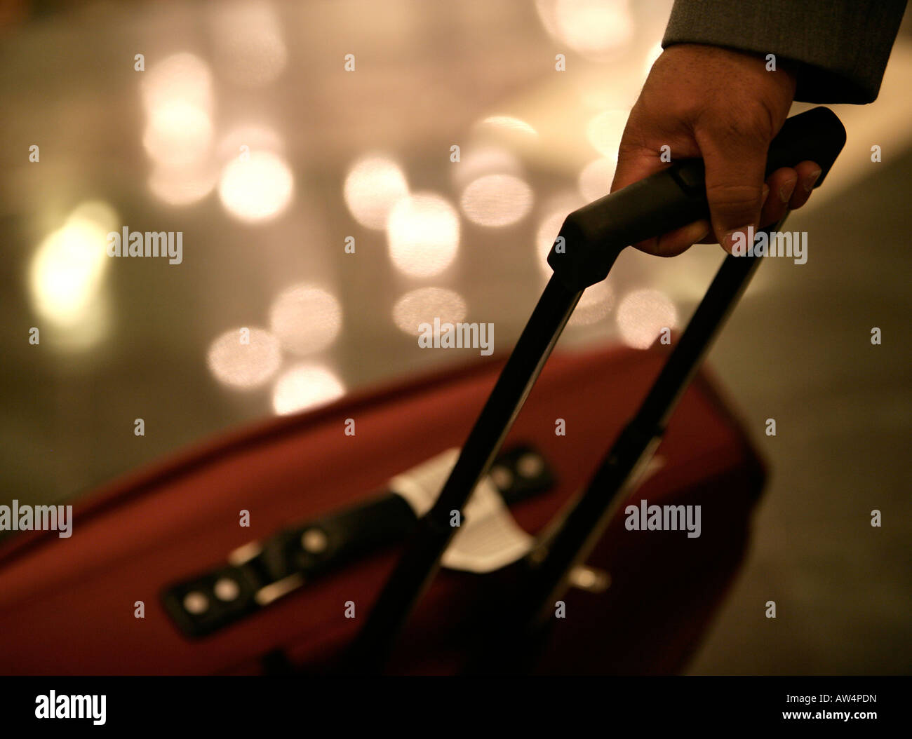 Man zieht einen Koffer Stockfoto